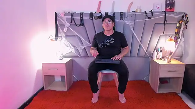 Snapshot of Vale_n_Matt chatting on 10-29-25, 03:42 Vale n Matt online show from 10-29-25, 03:42