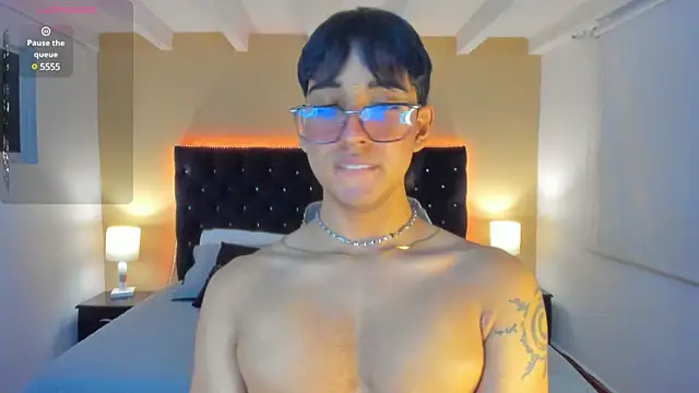 Snapshot of Dark_hairy_ chatting on 02-22-25, 06:39 Dark hairy online show from 02-22-25, 06:39