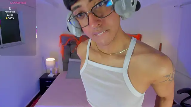 Snapshot of Dark_hairy_ chatting on 10-31-25, 04:24 Dark hairy online show from 10-31-25, 04:24