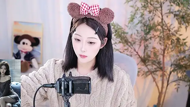 Snapshot of Arwyn-rr chatting on 12-20-24, 12:38 Arwyn-rr online show from 12-20-24, 12:38