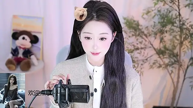 Snapshot of Arwyn-rr chatting on 02-16-25, 02:21 Arwyn-rr online show from 02-16-25, 02:21