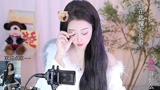 Snapshot of Arwyn-rr chatting on 02-20-25, 12:57 Arwyn-rr online show from 02-20-25, 12:57