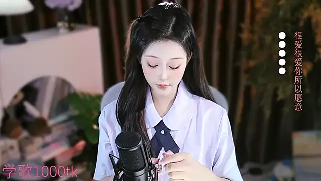 Snapshot of Arwyn-rr chatting on 09-09-25, 01:43 Arwyn-rr online show from 09-09-25, 01:43