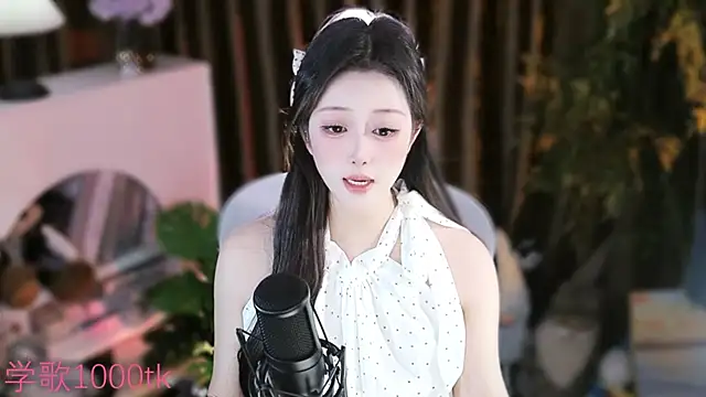 Snapshot of Arwyn-rr chatting on 09-14-25, 01:43 Arwyn-rr online show from 09-14-25, 01:43