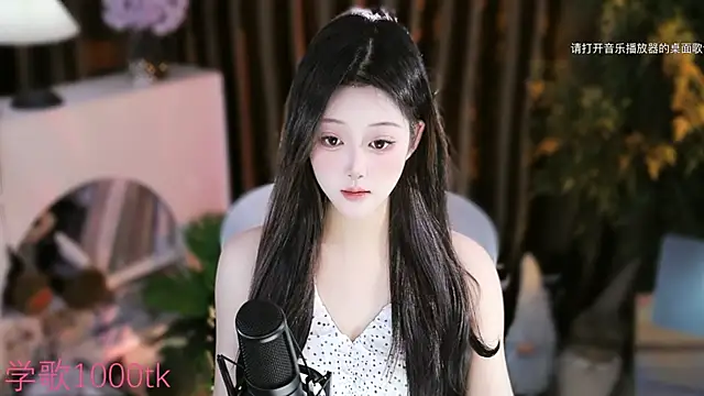 Snapshot of Arwyn-rr chatting on 09-21-25, 01:46 Arwyn-rr online show from 09-21-25, 01:46