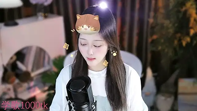 Snapshot of Arwyn-rr chatting on 09-25-25, 02:21 Arwyn-rr online show from 09-25-25, 02:21