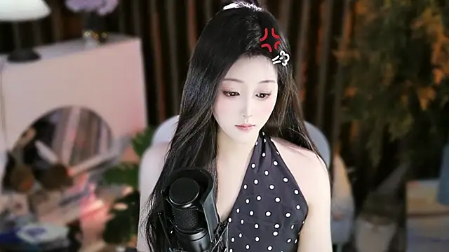 Snapshot of Arwyn-rr chatting on 10-21-25, 08:26 Arwyn-rr online show from 10-21-25, 08:26