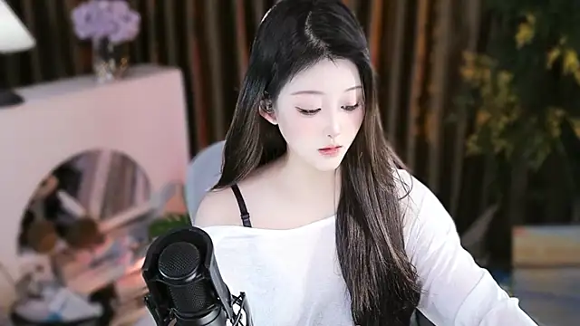 Snapshot of Arwyn-rr chatting on 11-13-25, 11:31 Arwyn-rr online show from 11-13-25, 11:31