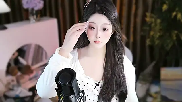 Snapshot of Arwyn-rr chatting on 11-14-25, 11:09 Arwyn-rr online show from 11-14-25, 11:09