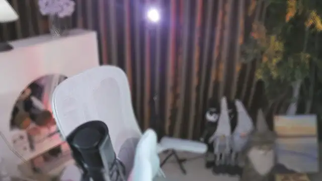 Snapshot of Arwyn-rr chatting on 11-17-25, 10:32 Arwyn-rr online show from 11-17-25, 10:32