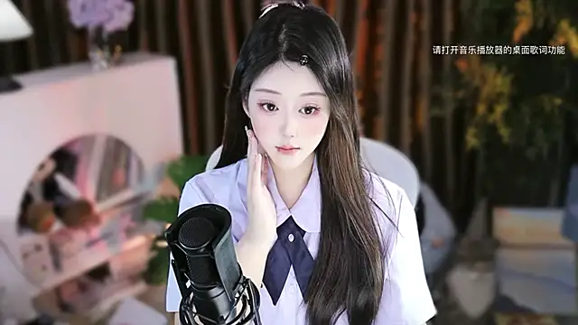 Snapshot of Arwyn-rr chatting on 11-18-25, 11:14 Arwyn-rr online show from 11-18-25, 11:14