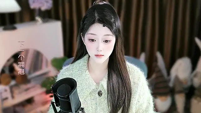 Snapshot of Arwyn-rr chatting on 12-17-25, 10:21 Arwyn-rr online show from 12-17-25, 10:21