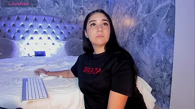 Snapshot of Belliinda_21 chatting on 10-22-25, 07:02 Belliinda 21 online show from 10-22-25, 07:02