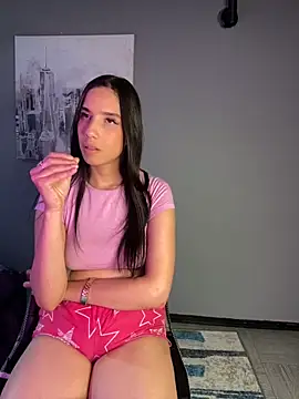 Snapshot of Praga_Pink chatting on 12-10-24, 01:32 Praga Pink online show from 12-10-24, 01:32