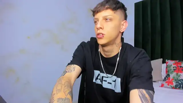 Snapshot of Adam_hard_ chatting on 01-16-25, 07:52 Adam hard online show from 01-16-25, 07:52