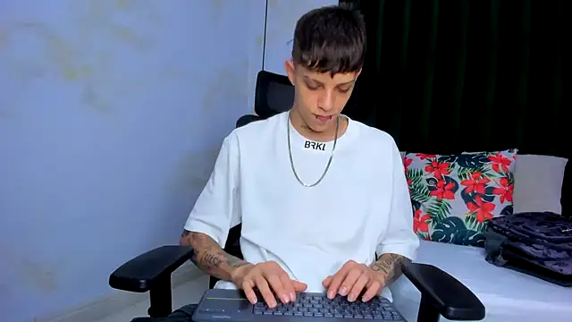 Snapshot of Adam_hard_ chatting on 01-17-25, 07:49 Adam hard online show from 01-17-25, 07:49