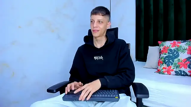 Snapshot of Adam_hard_ chatting on 01-22-25, 07:45 Adam hard online show from 01-22-25, 07:45