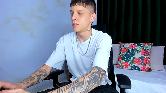 Snapshot of Adam_hard_ chatting on 02-05-25, 07:42 Adam hard online show from 02-05-25, 07:42