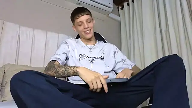 Snapshot of Adam_hard_ chatting on 09-11-25, 08:20 Adam hard online show from 09-11-25, 08:20