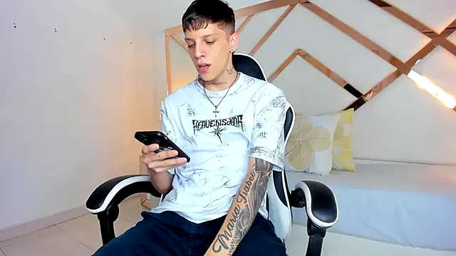 Snapshot of Adam_hard_ chatting on 09-16-25, 07:15 Adam hard online show from 09-16-25, 07:15