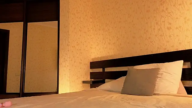 Snapshot of Sweet_Paradox chatting on 12-02-25, 01:22 Sweet Paradox online show from 12-02-25, 01:22