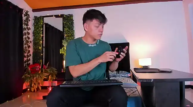 Snapshot of Valentino__X chatting on 02-18-25, 11:55 Valentino X online show from 02-18-25, 11:55