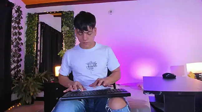 Snapshot of Valentino__X chatting on 03-03-25, 02:37 Valentino X online show from 03-03-25, 02:37