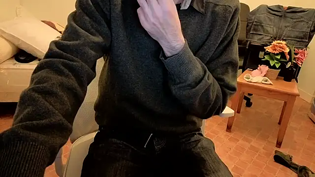 Snapshot of SteveStiffbone chatting on 12-18-25, 05:19 SteveStiffbone online show from 12-18-25, 05:19