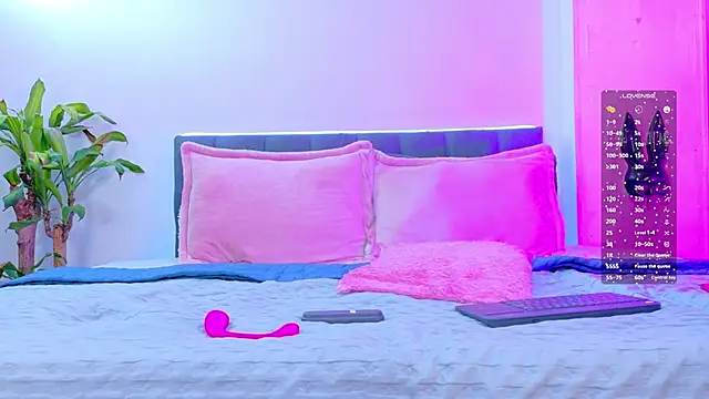 Snapshot of Rouse_Hilton chatting on 09-10-25, 06:41 Rouse Hilton online show from 09-10-25, 06:41