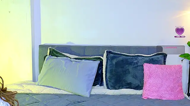 Snapshot of Rouse_Hilton chatting on 10-07-25, 10:18 Rouse Hilton online show from 10-07-25, 10:18