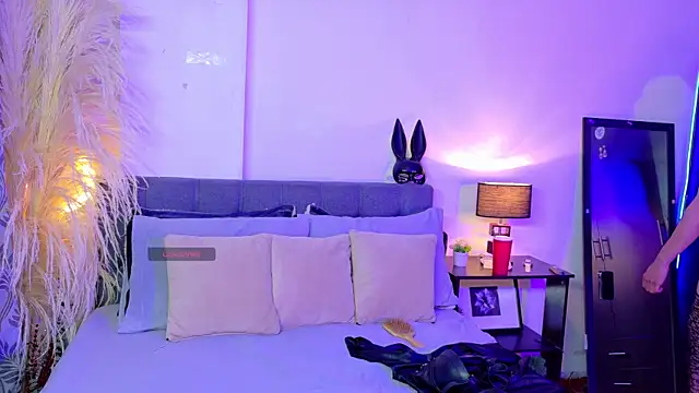 Snapshot of Rouse_Hilton chatting on 10-22-25, 09:47 Rouse Hilton online show from 10-22-25, 09:47