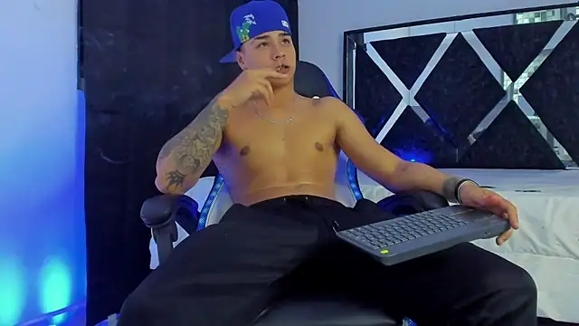 Snapshot of SantiagoReyesFtt chatting on 12-31-24, 01:47 SantiagoReyesFtt online show from 12-31-24, 01:47