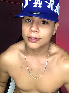 Snapshot of SantiagoReyesFtt chatting on 10-22-25, 05:08 SantiagoReyesFtt online show from 10-22-25, 05:08