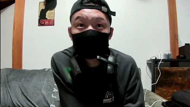 Snapshot of tuki_fu chatting on 12-15-24, 11:01 tuki fu online show from 12-15-24, 11:01