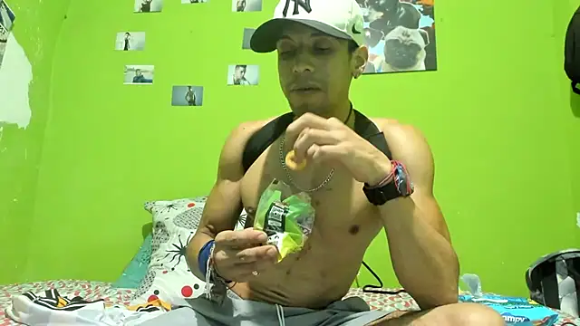 Snapshot of MikeRose94 chatting on 07-06-26, 12:51 MikeRose94 online show from 07-06-26, 12:51