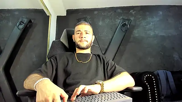 Snapshot of MaximusDick1_ chatting on 10-06-25, 03:37 MaximusDick1 online show from 10-06-25, 03:37