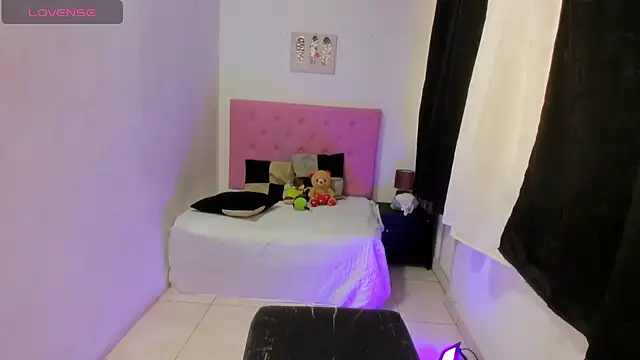 Snapshot of issa_kitty chatting on 10-23-25, 08:18 issa kitty online show from 10-23-25, 08:18