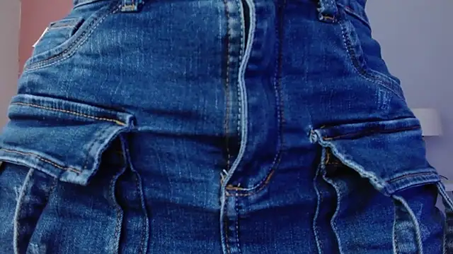 Snapshot of Ambar_Roux_ chatting on 01-18-25, 01:40 Ambar Roux online show from 01-18-25, 01:40