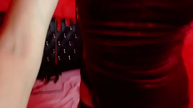 Snapshot of Ambar_Roux_ chatting on 02-05-25, 04:58 Ambar Roux online show from 02-05-25, 04:58