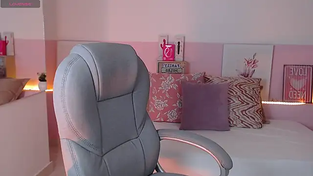 Snapshot of violeta_leon chatting on 03-22-25, 01:22 violeta leon online show from 03-22-25, 01:22