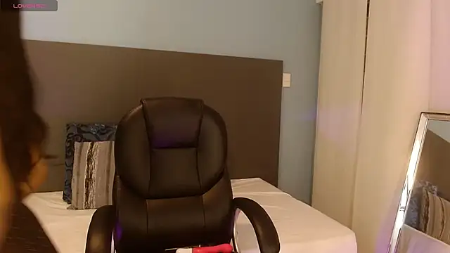 Snapshot of violeta_leon chatting on 09-24-25, 03:21 violeta leon online show from 09-24-25, 03:21