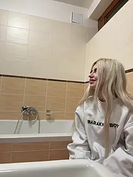 Snapshot of MacTroy chatting on 02-08-26, 09:18 MacTroy online show from 02-08-26, 09:18