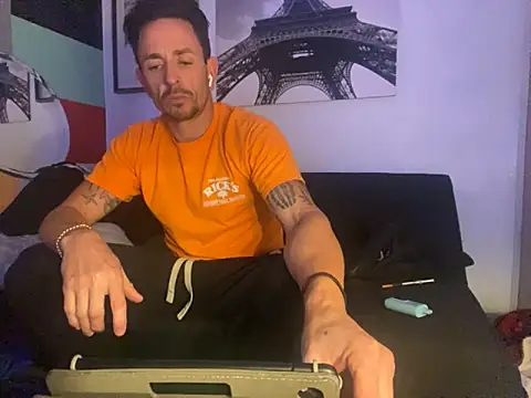 Snapshot of Gman143187 chatting on 10-13-25, 02:00 Gman143187 online show from 10-13-25, 02:00