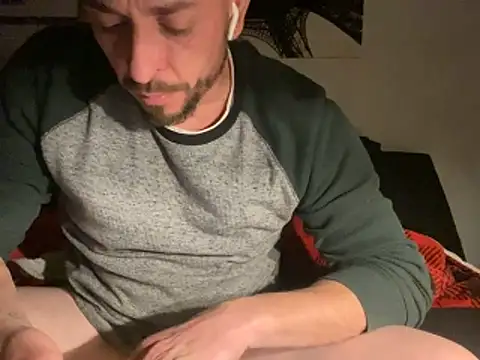 Snapshot of Gman143187 chatting on 12-14-25, 05:24 Gman143187 online show from 12-14-25, 05:24