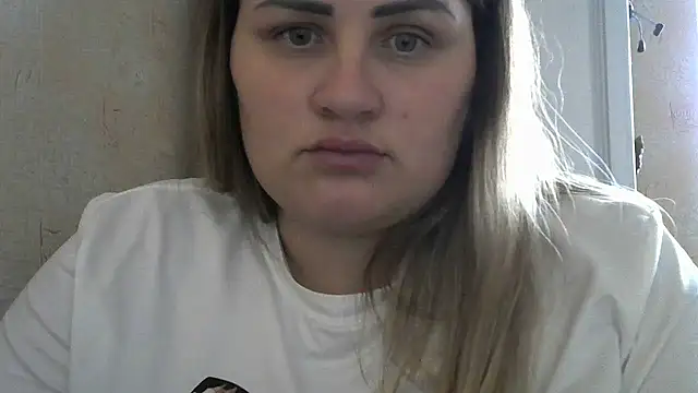 Snapshot of Honeydew-Waves chatting on 11-18-25, 11:14 Honeydew-Waves online show from 11-18-25, 11:14