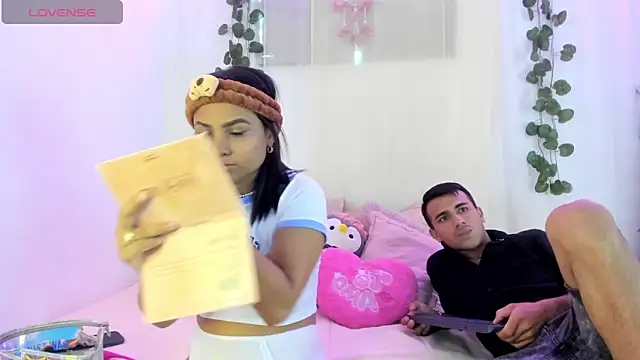 Snapshot of catalina_and_roger chatting on 09-26-25, 01:15 catalina and roger online show from 09-26-25, 01:15