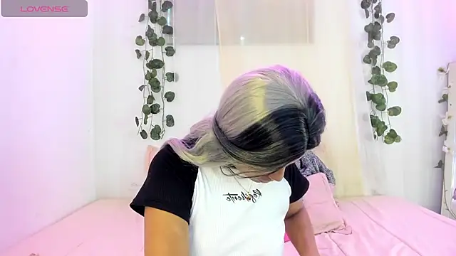 Snapshot of catalina_and_roger chatting on 10-11-25, 08:29 catalina and roger online show from 10-11-25, 08:29