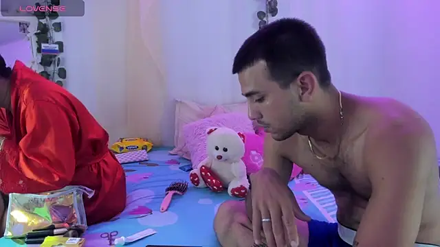 Snapshot of catalina_and_roger chatting on 11-23-25, 04:40 catalina and roger online show from 11-23-25, 04:40