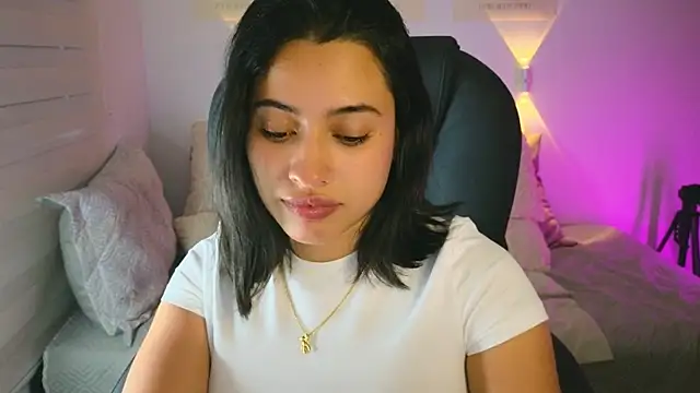 Snapshot of AlessaPears chatting on 09-28-25, 10:37 AlessaPears online show from 09-28-25, 10:37