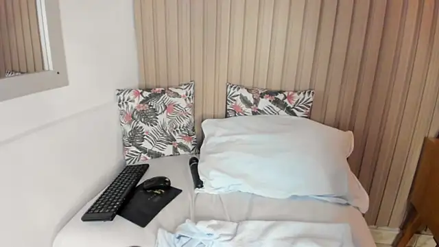 Snapshot of emma_collson chatting on 02-25-25, 08:14 emma collson online show from 02-25-25, 08:14